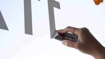 5 lakih načina kako skinuti naljepnice sa stakla