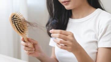 Kako očistiti četku za kosu u 7 jednostavnih koraka